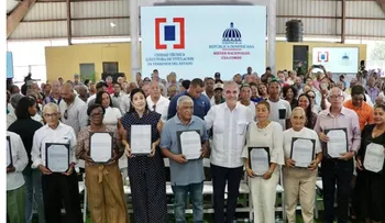 Abinader entrega 400 títulos de propiedad en Pepillo Salcedo