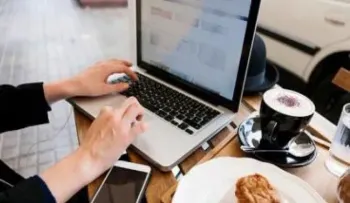 Los peligros de comer frente a la pantalla, es que centra más la atención en lo que ves, que en lo que come