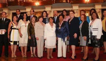 Danilo Medina reconoce diez mujeres dominicanas