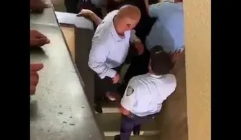 La esposa y la amante se disputan a trompadas el amor de un preso en el Palacio de Justicia 