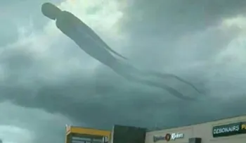 Misterio en Zambia por la presencia de una enorme figura humana en el cielo
