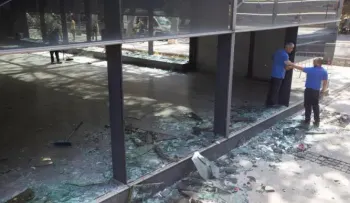Un "botellón" de 40 mil personas en Barcelona deriva en vandalismo, con 43 heridos y 13 detenidos