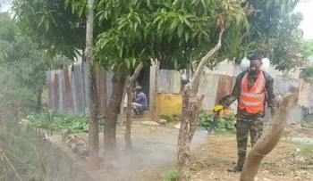 Obras Públicas lleva jornada de fumigación contra mosquitos a Los Guaricanos