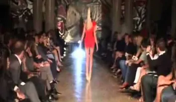 Modelo en pasarela de la muerte