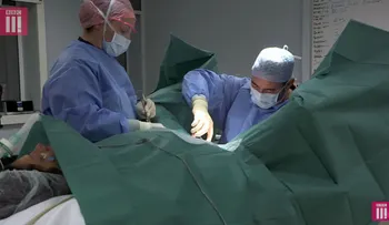 IMAGENES SENSIBLES: La BBC mostró sin censura cómo una mujer se sometió a una cirugía plástica de vagina