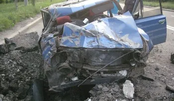 Video: Impactantes imágenes desde Ucrania: un proyectil explota en frente de un coche  