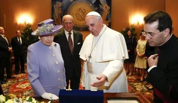 La reina de Inglaterra le regala un wiskey al Papa durante visita