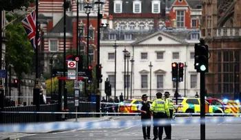 Un automóvil choca contra el Parlamento británico; el acto es considerado terrorismo