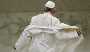 El papa dice a unos niños coristas que él canta "como un burro"
