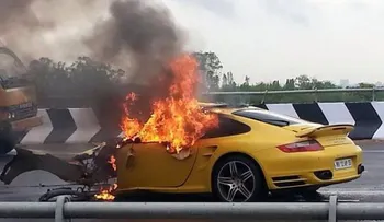 Esto ocurre cuando Porsche cae en charco de agua a 150 MPH (Video)