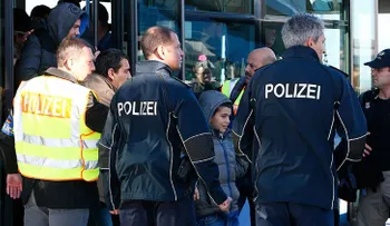 Recibimiento hostil: una agresiva multitud hace llorar a un niño refugiado en Alemania (VIDEO)