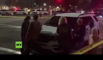 Dolor y lágrimas en el lugar del trágico tiroteo en California