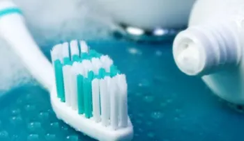 Por qué no es buena idea enjuagarse la boca después de cepillarse los dientes