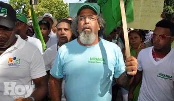Rogelio marcha por arreglo de calles