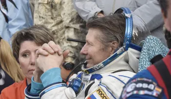 Vuelve a la Tierra el hombre que más tiempo ha pasado en el espacio