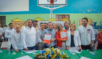 Gobierno entrega donativos en Jarabacoa para proyectos educativos y culturales