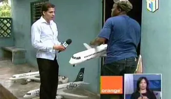 Joven es experto desde niño fabricando réplicas de aviones