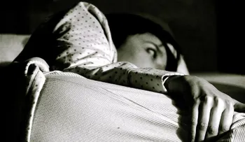 Una mujer se quedó dormida en un avión, durante un vuelo y despertó sin nadie que pudiera ayudarla a salir