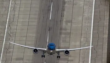 Este aterrizaje de un Boeing 777 te dejará con la boca abierta
