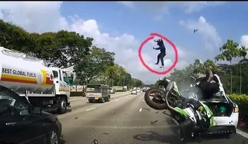 Impactante accidente: Motorista sale por los aires y su compañero acaba empotrado contra un coche