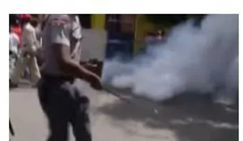 Tres haitianos intentan asaltar un autobús y enfrentan policías a piedras y botellazos