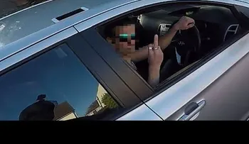 Un motociclista le rompe el teléfono a un conductor ingrato