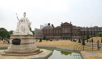 Hombre se prende fuego frente al Palacio de Kensington, hogar de los duques de Cambridge