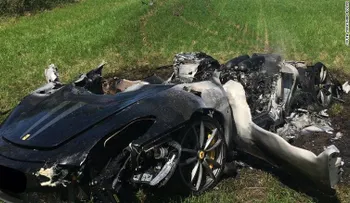 Choca y destruye su Ferrari a pocas horas de que se lo entregaran
