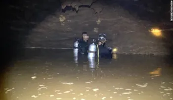 Rescatistas buscan a equipo de fútbol de niños que estaría atrapado en una cueva en Tailandia