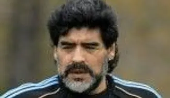 Maradona asiste al partido de Argentina ante Tonga en el Mundial