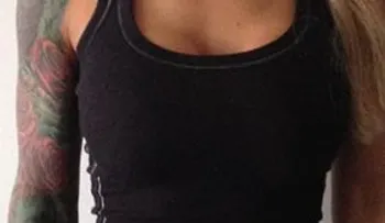 Echan a una mujer de un gimnasio por el tamaño de sus pechos