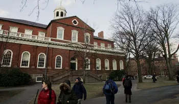 Harvard rechaza a aspirantes por burlarse de mexicanos en redes sociales