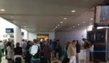 Bomberos en Los Ángeles rescatan a tres personas y un perro atrapadas por la tormenta