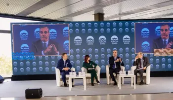 Abinader advierte en Praga que el continuismo amenaza la democracia y ratifica salida en agosto de 2028