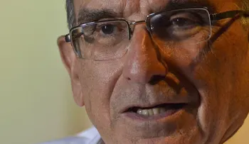 Humberto De la Calle, jefe negociador del gobierno de Colombia, pone su cargo a disposición