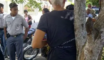 Mujer se encadena y amenaza con prenderse fuego