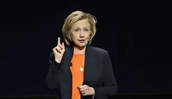 Piden a Hillary Clinton entregar servidor de correos 