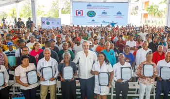 Presidente Abinader entrega el título número 100,000; programa de titulación impacta 29 provincias