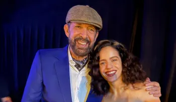 Juan Luis Guerra entrega el Premio Billboard Salón de la Fama a Rosalía en Miami