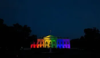 La Casa Blanca luce iluminada con los colores del arco iris 