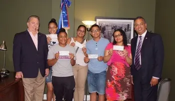 Cónsul de RD en NY y diputado de ultramar entregan becas a estudiantes dominicanos 