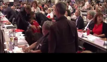 Un activista arroja una tarta a la cara de una líder del partido de izquierda alemán (VIDEO)