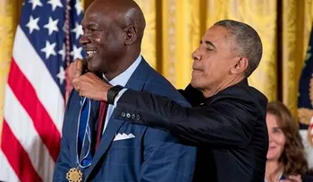 Jordan y Abdul-Jabbar reciben medalla de manos de Obama
