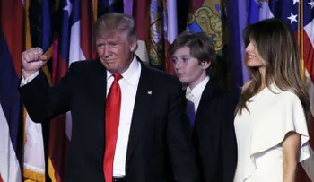 Algo extraño pasa en esta foto familiar de Trump