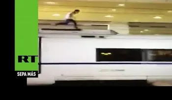 Muere electrocutado tras correr por el techo de un tren