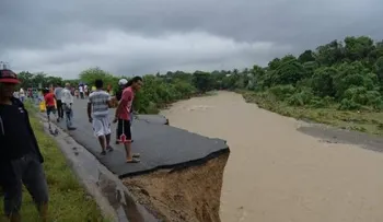 Crecida de río Yubazo hace colapsar tramo por la autopista 6 de Noviembre