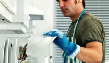 ¿Sabías que los hombres que limpian la cocina tienen más sexo? 