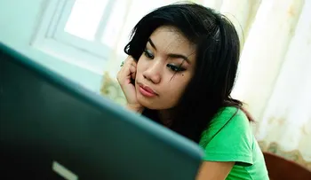 ¿Qué le está haciendo la pantalla de la computadora a tu piel?