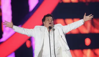 Supuesta aparición de Juan Gabriel será este lunes; artista cuelga varios mensajes que ponen "los pelos de puntas" a sus fanáticos