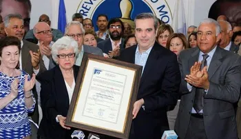 Luis Abinader recibe certificado que lo acredita como candidato